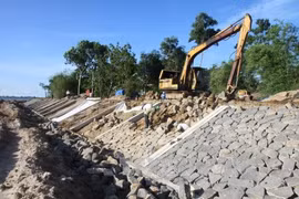 Tien Giang speeds up construction of salinity prevention works