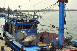 Quang Ngai border guards receive saved Filipino fisherman 