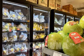 Vietnamese fruits are sold in a French supermarket (Photo: VNA)