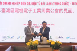 Le Trung Kien (right), Head of HEZA, presents a gift to the Taiwanese delegation. (Photo: VNA)