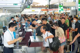Passengers at the Noi Bai International Airport. (Photo: VNA)