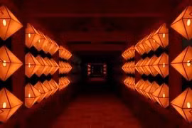 The central hallway is decorated with 240 lanterns flashing in sync with the sound. (Photo: VNA)