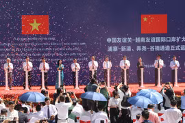 Ceremony to open three routes for freight transport and customs clearance at the international border gate pair of Huu Nghi (Vietnam) – Youyi Guan (China) (Photo: VNA)