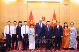 HCMA Director Nguyen Xuan Thang (fourth from right) and Swiss Ambassador to Vietnam Thomas Gass (fifth from right) (Photo: VNA)