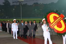 Party Congress delegates pay tribute to President Ho Chi Minh 