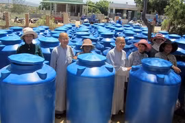 Buddhists support drought victims in Ninh Thuan 