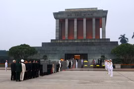 Party, State leaders pay tribute to President Ho, fallen soldiers 