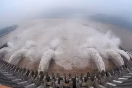 Laos helps Vietnam deal with drought, salt intrusion 