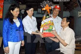 Tet gifts for national revolutionary contributors 