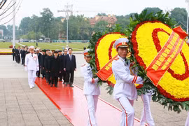 Leaders pay tribute to President Ho Chi Minh 