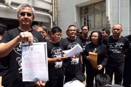 Thailand: 19 red shirt leaders accused of violating ban on gatherings