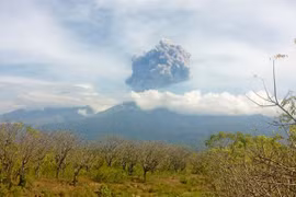 Indonesia evacuates over 1,000 tourists after volcano eruption 