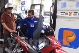 Petrol price down 373 VND per litre