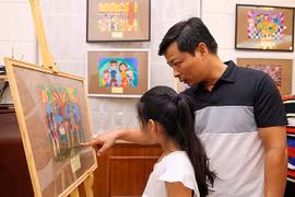 Children’s painting exhibition opens on Russian family day