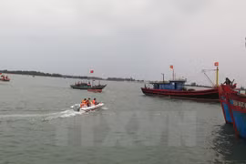Vietnamese fishermen rescue five Malaysian counterparts at sea
