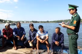 Five fishermen on sunk fishing boat return to land