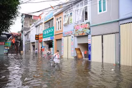 Can Tho supported to combat flood 