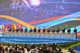 Vietnam-China relations continue positive development 