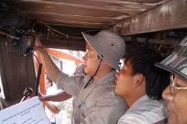 Thanh Hoa fishermen presented with communication devices 