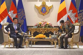 Defence Minister of Japan Minoru Kihara (L) and his Cambodian counterpart Tea Seiha. (Photo: Kyodo)