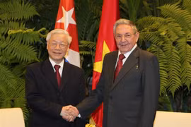 Party General Secretary and President Nguyen Phu Trong (L) and First Secretary of the Communist Party of Cuba Central Committee Raul Castro Ruz (File photo: VNA)