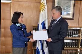 Vietnamese Ambassador to Argentina and Uruguay Ngo Minh Nguyet (L) presents a copy of her credentials to Uruguayan Minister of Foreign Affairs Omar Paganini in Montevideo on May 16, (Photo: VNA) 
