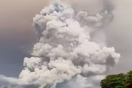 Indonesia plans to relocate 10,000 people after Ruang volcano erupts (Photo: english.aawsat.com)