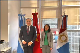 Vietnamese Ambassador to Argentina Ngo Minh Nguyet (R) and Congressman Juan Fernando Brugge (Photo: VNA)
