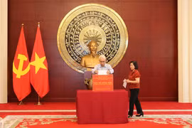 Vietnamese Ambassador to China Pham Sao Mai at the donation drive to raise fund for people affected by Typhoon Yagi in the homeland. (Photo: VNA)