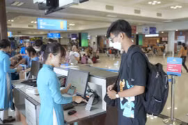 Passengers at Noi Bai International Airport (Photo: hanoimoi.vn)
