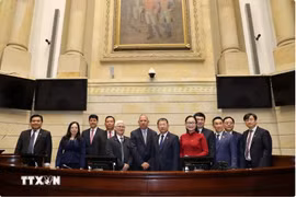The Vietnamese delegation and First Vice President of the Colombian Senate Jhon Jairo Roldán Avendaño, Bogota, Mexico (Photo: VNA)