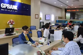 Customers make transactions at a GPBank office. Current policies and financial resources to handle weak banks still have many inadequacies. (Photo gpbank.com.vn) 