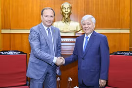 President of the Vietnam Fatherland Front Central Committee Do Van Chien (R) and Alexander Shkolnik Vice Chairman of the Civic Chamber of the Russian Federation, Hanoi, September 10. (Photo: VNA)
