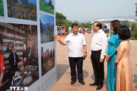 Delegates at the exhibition (Photo: VNA)