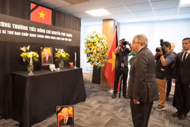 UN Secretary-General Antonio Guterres pays tribute to Party General Secretary Nguyen Phu Trong at the Permanent Mission of Vietnam to the UN in New York, the US. (Photo: VNA)