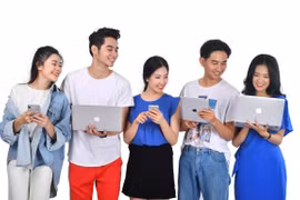 The youth use social networks frequently and post almost every activity on the networks (Photo: VietnamPlus)