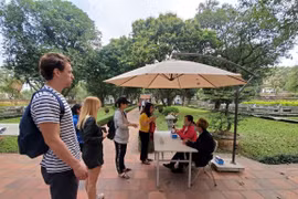 Foreign tourists visit Van Mieu-Quoc Tu Giam in Hanoi before the COVID-19 pandemic broke out (Photo: VietnamPlus)