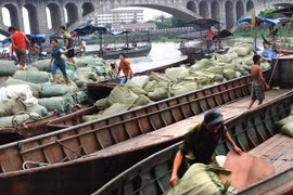 Quang Nam develops border trade with Lao province 