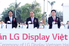 PM attends construction of LG display manufacturing facility