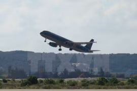 Laser lights flashed at planes threaten flight safety
