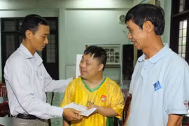 VNA presents gifts to AO victims in Quang Tri