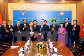 Vietnam, Laos fatherland fronts forge stronger ties