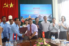 Vietnam, Lao localities boost trade union links 