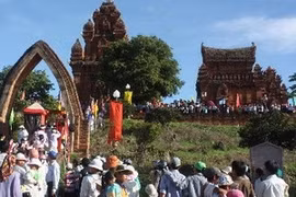 People visit Cham towers during the Kate Festival (Source: VNA)