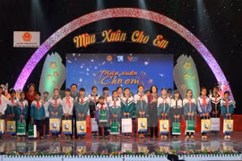 needy children during a fund raising programme "Mua xuan cho em" (Spring for children) held in Hanoi on January 24 (Photo:VNA)