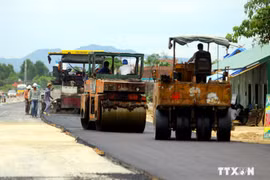 Construction to expand National Highway 1 (Photo: VNA)
