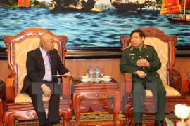 Defence Minister General Phung Quang Thanh meets the Philippines’ Defence Under-Secretary Honorio S. Azcueta (Photo: VNA)