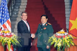 Defence Minister General Phung Quang Thanh welcomes US Secretary of Defence Ashton Carter in Hanoi. Photo: VNA