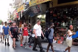 Foreign visitors are taking a tour around Hanoi Old Quarter. (Photo: VNA)