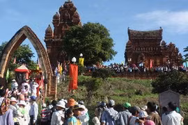 People visits ancient Cham towers to join the festival (Photo: VNA)